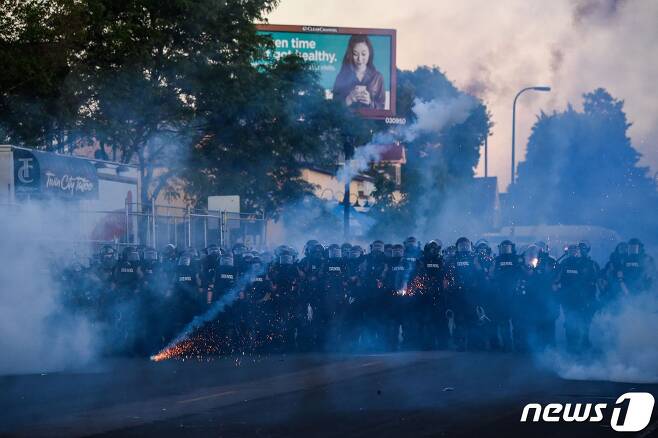 30일(현지시간) 미네소타주 미니애폴리스에서 흑인 남성 조지 플로이드의 사망에 항의하는 시위대를 향해 경찰이 최루가스와 고무탄을 발사하고 있다. © AFP=뉴스1 © News1 우동명 기자