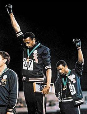 1968년 멕시코시티 하계올림픽 남자 육상 200m 시상식에서 미국 육상 선수 존 카를로스(75)가 검은 장갑을 낀 손을 치켜들고 고개를 숙인 채 인종 차별에 항의 표시를 하고 있다.