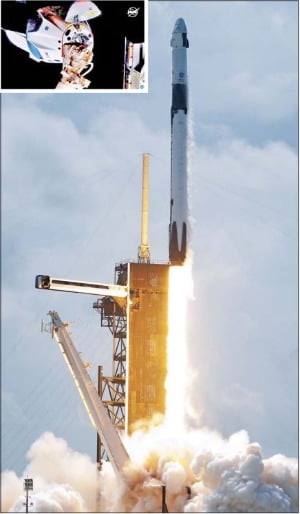< 1969년 아폴로11호 쏘아올린 곳서 발사 > 스페이스X의 팰컨9 로켓에 실린 유인 우주선 ‘크루 드래건’이 30일(현지시간) 미 플로리다주 케이프커내버럴의 케네디우주센터에서 하늘로 날아오르고 있다. 크루 드래건은 민간 기업이 쏘아 올린 최초의 유인 우주선이다. 왼쪽 위 작은 사진은 크루 드래건이 국제우주정거장(ISS)에 도킹하고 있는 모습. UPI연합뉴스·NASA영상 캡처