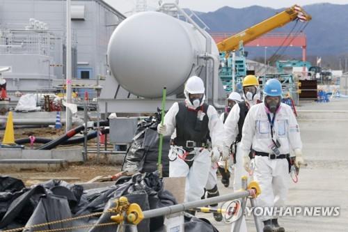 후쿠시마 제1원전에서 방호복을 입은 작업원들이 이동하고 있다. [교도=연합뉴스 자료사진]