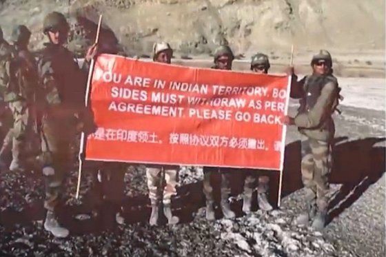 인도군이 중-인 국경분쟁 지역에서 ‘당신은 인도 영토에 들어와 있다. 물러가라’는 플래카드를 들고 서 있다. [중국 웨이보 캡처]