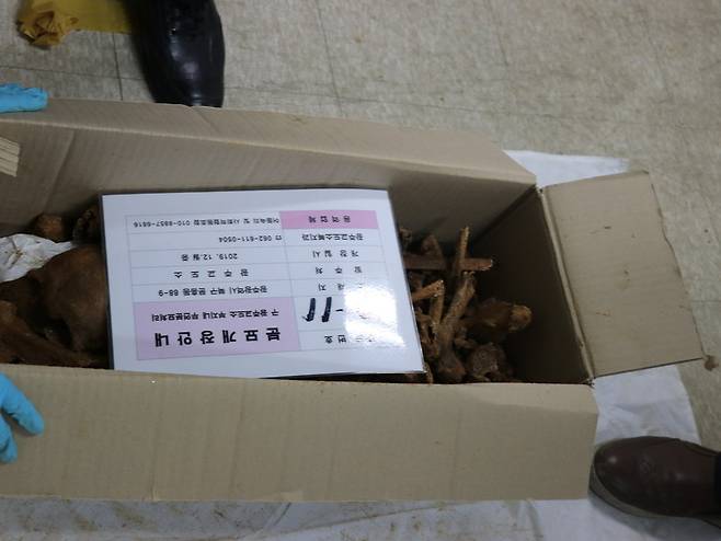 지난해 12월 광주광역시 북구 각화동 옛 광주교도소 터에서 나온 미확인 유골더미를 국립과학수사연구원 관계자들이 정밀감식하기 위해 상자에 옮겨 담고 있다. 5·18기념재단 제공