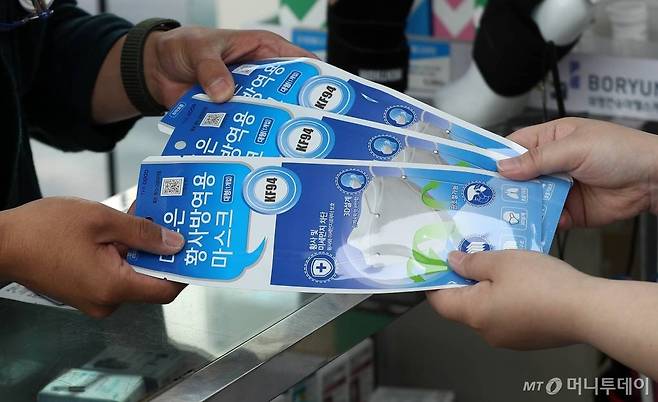 공적 마스크 구매 5부제 폐지 첫날인 지난 1일 오전 서울 종로구의 한 약국에서 시민들이 마스크를 구매하고 있다. / 사진=김휘선 기자 hwijpg@