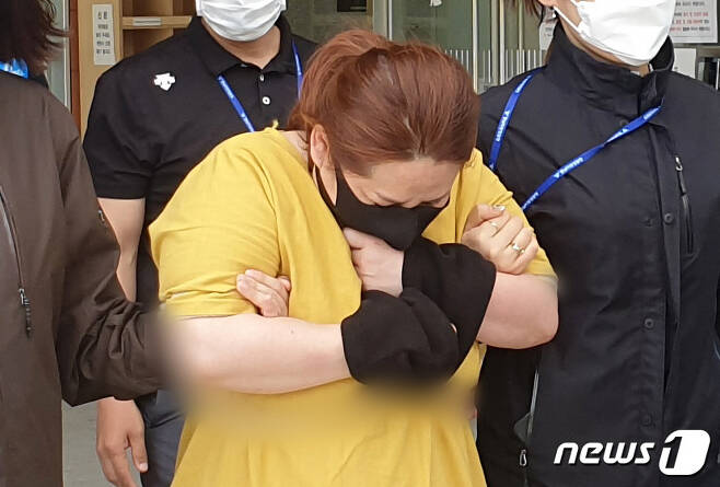 9세 의붓아들이 거짓말을 했다는 이유로 7시간이 넘게 여행용 가방에 가둬 심정지 상태에 이르게 한 40대 계모가 지난 3일 오후 구속됐다.© News1 김아영 기자