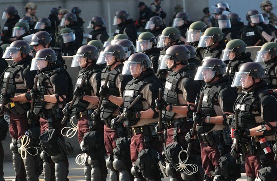지난 5월 31일 미국 미네소타주 미니애폴리스에 집결한 시위 진압 경찰들. AFP=연합뉴스