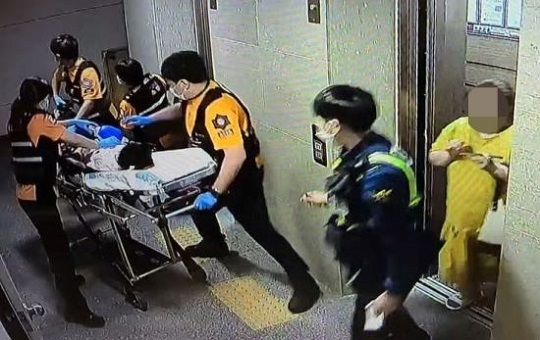 지난 1일 저녁 A군(9)이 병원으로 옮겨질 당시 엄마 B씨(맨 오른쪽). 연합뉴스TV