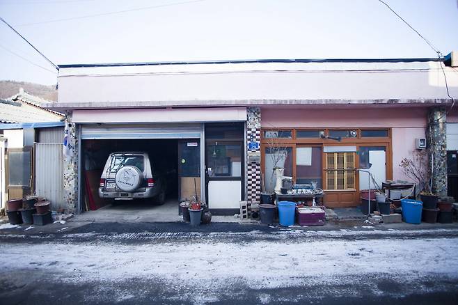 마을 가꾸기를 통해 새롭게 탈바꿈한 주택의 과거(위)와 현재(아래). 마을호텔 18번가 협동조합 제공