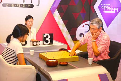 조훈현 전 국회의원이 프로기사 9단이라는 본업으로 돌아온다. 오는 6월13일 여자바둑 세계랭킹 1위 최정 9단과 특별대국을 한다. 둘의 2013년 제7기 지지옥션배 여류 대 시니어 연승대항전 대국 전경. 사진=한국기원 제공