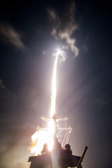 미국과 일본이 2017년 하와이 먼바다에서 ‘SM3 블록 2A’ 미사일을 발사 시험하는 모습. 미 이지스함 존 폴 존스에서 발사해 상공에서 이동하는 탄도미사일을 요격하는 데 성공했다.하와이 AFP 연합뉴스
