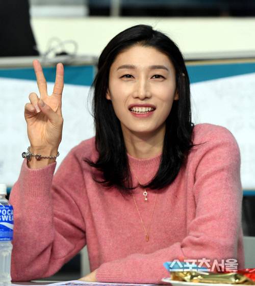 도드람 2019~2020 V리그 GS칼텍스와 현대건설의 경기가 16일 서울 장충체육관에서 열렸다. 한국 여자배구 대표팀에 도쿄올림픽 본선행 티켓을 선물한 김연경(터키 엑자시바시)이 경기를 지켜보고 있다. 2020. 1. 16.장충 | 최승섭기자 thunder@sportsseoul.com