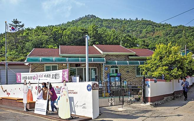 전국에서 찾아온 송가인 팬들이 고향집 앞에서 기념 사진을 찍으며 즐거워하고 있다. /이신영 영상미디어 기자