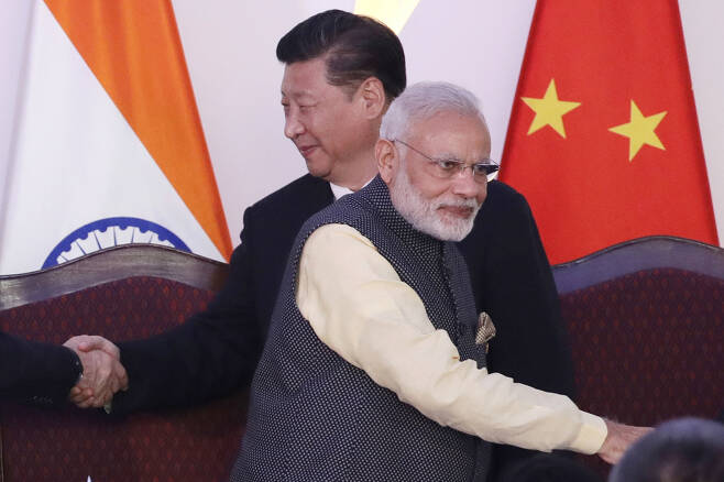 (좌측부터) 시진핑 중국 국가주석과 나렌드라 모디 인도 총리. [AP]