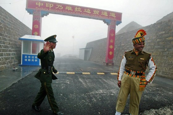 중국과 인도의 무역 통로인 나투라 검문 초소에 중국군과 인도군이 나란히 서 있는 모습이 카메라에 잡혔다. [웨이보 캡처]