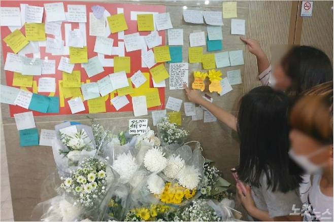 5일 충남 천안의 한 아파트 상가에 마련된 추모공간에 또래 학생들이 찾아와 숨진 9살 아동을 추모하고 있다. (사진=인상준 기자)