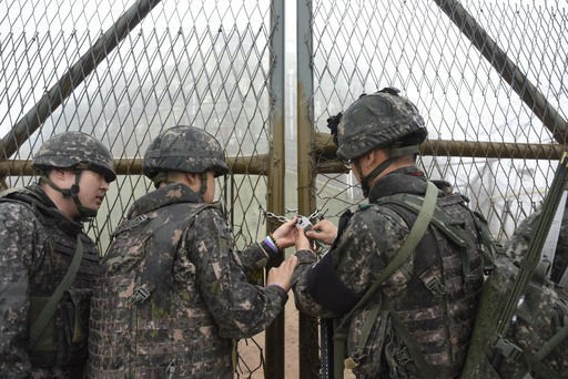 남북 군사합의에 따라  철수 대상에 포함된 GP에서 병사들이 철문을 잠그고 있다. 세계일보 자료사진