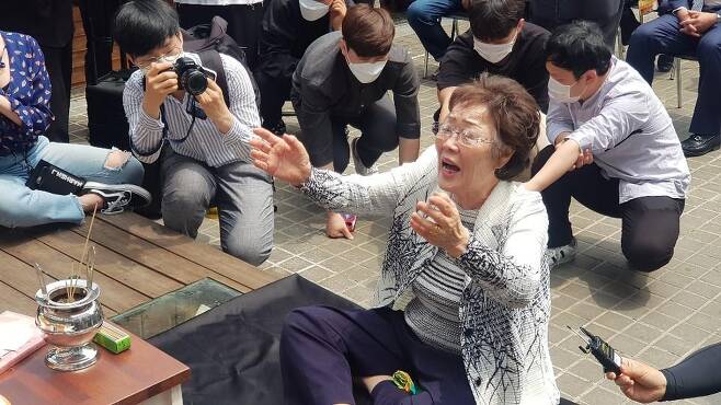 6일 오전 일본군 위안부 피해자 추모제가 열린 대구 희움 위안부 피해자 역사관에서 이용수 할머니가 고인들을 향해 말을 건네고 있다. 연합뉴스