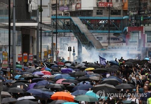 (홍콩 EPA=연합뉴스) 홍콩 시민들이 지난달 24일 번화가인 코즈웨이베이에서 중국의 홍콩 국가보안법(홍콩보안법) 제정을 항의하는 시위를 벌이고 있다. 2020.6.7