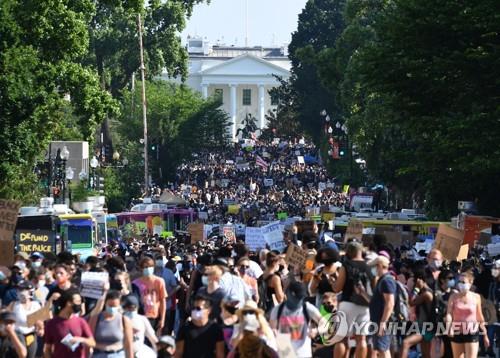 백악관 앞 거리를 가득 메운 시민들 [UPI=연합뉴스]