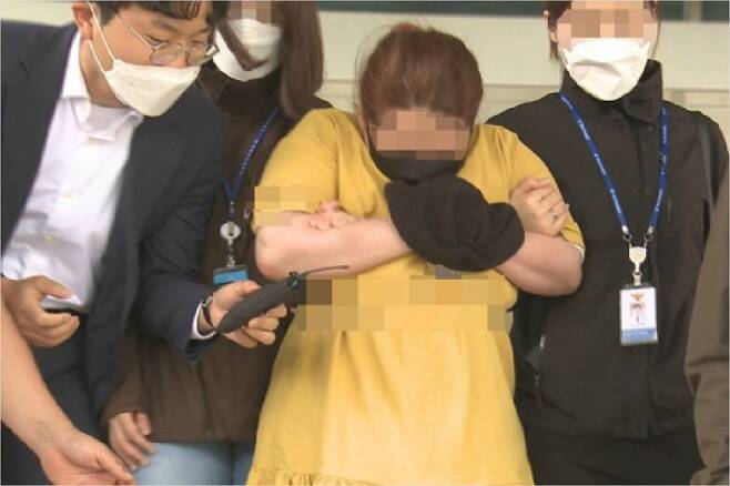 (사진=연합)의붓아들을 여행용 가방에 가둬 심정지 상태에 이르게 한 의붓어머니가 3일 영장 실질심사를 위해 대전지방법원 천안지원으로 들어서고 있다.