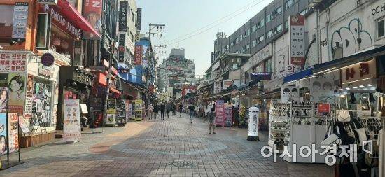 9일 오후 서울 마포구 홍대 인근 번화가. 신종 코로나바이러스 여파 등으로 인해 한적한 모습을 보이고 있다. 사진=한승곤 기자 hsg@asiae.co.kr
