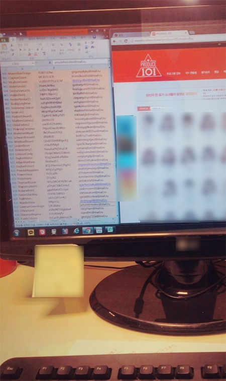2016년 3월 15일 촬영된 A연예기획사 사무실의 컴퓨터 화면. 화면 왼쪽으로 투표 조작에 사용된 많은 계정이 보인다.