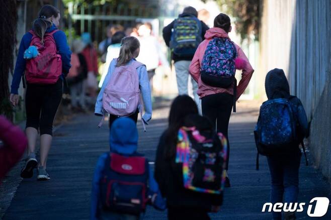뉴질랜드가 신종 코로나바이러스 감염증(코로나19) 경보단계를 2단계로 낮춘 가운데 지난달 18일(현지시간) 웰링턴 거리에서 학생들이 등교하고 있다./사진= 뉴스1