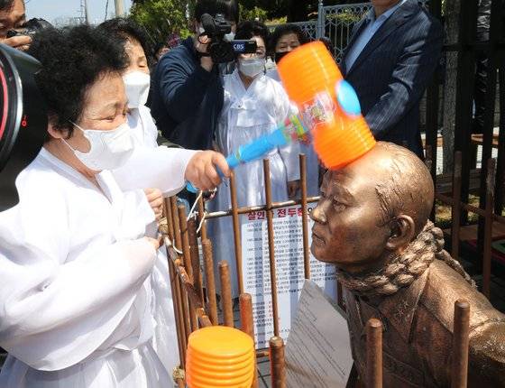 지난 4월 27일 광주지법 앞에서 희생자 가족들이 매질 퍼포먼스를 하고 있다. 프리랜서 장정필
