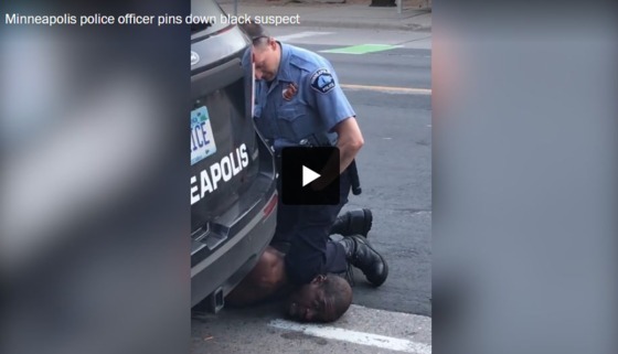 조지 플로이드의 목을 무릎으로 찍어누르는 경찰관 데릭 쇼빈의 모습 <워싱턴포스트 웹사이트 영상 갈무리>