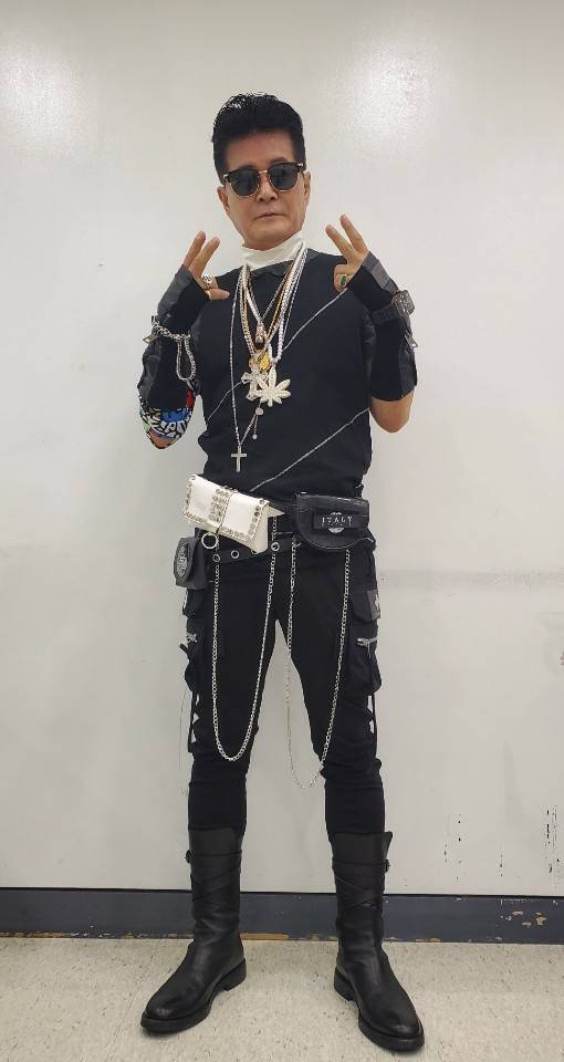 ▲ '고향가는 기차를 타고' 무대에서 라이더 패션을 선보인 태진아. 제공|진아엔터테인먼트