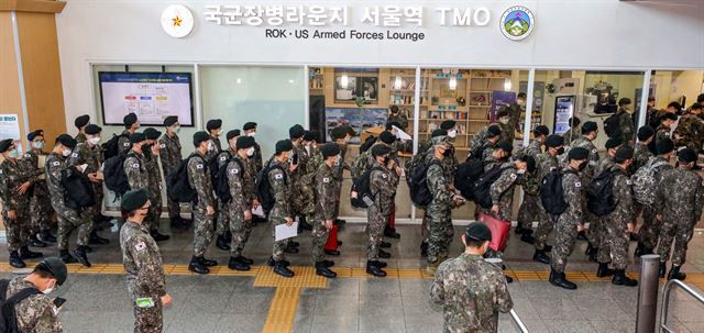 지난달 5일 휴가 나온 군 장병들이 8일 서울역 국군장병라운지(TMO)에서 열차표 발권을 위해 줄 서서 기다리고 있다. 위 사진은 해당기사와 무관함. 뉴스1