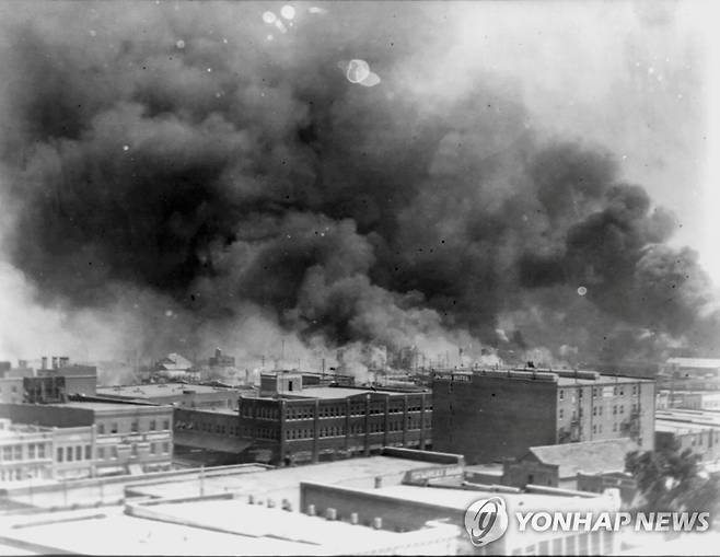 1921년 오클라호마주 털사 흑인 학살사건 당시 불타는 건물들 [로이터=연합뉴스]