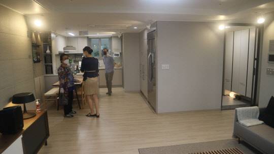 백양산 롯데캐슬 골드센트럴 84㎡A타입 거실유니트.
<이상현 기자>