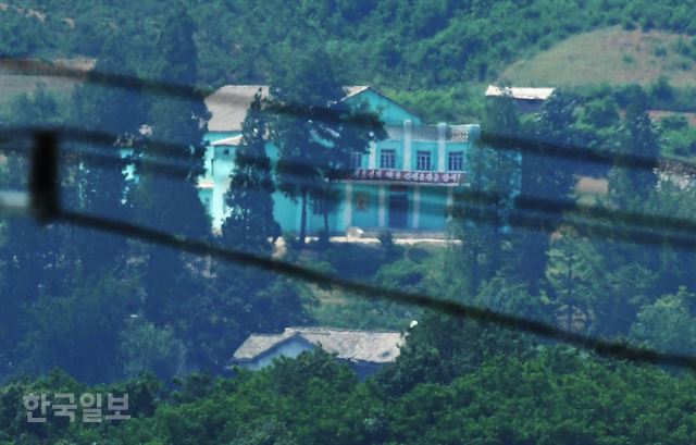 북한 황해도 개풍군의 한 관공서 건물 외벽이 새로 칠해져 반짝거리며 '김정은 장군 만세' 글자가 보이고 있다. 파주=오대근기자