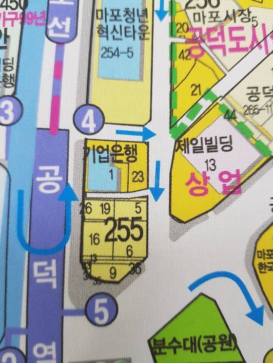 기업은행 앞 공덕동 255 일대가 공덕공원 부지다. 공덕역 5번 출구와 맞닿아 있다.