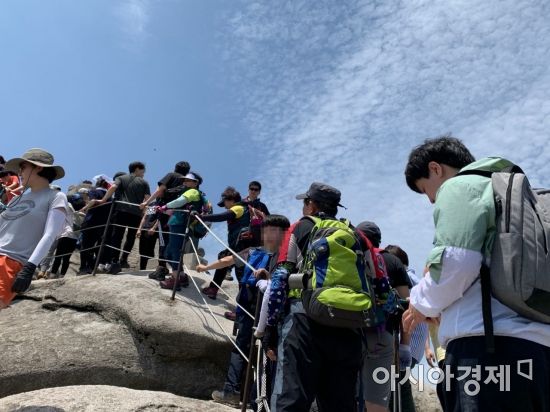 14일 북한산 정산 백운대에서 사진을 찍으려고 줄을 서있는 등산객들의 모습. 북한산 국립공원 측은 '등산객 간 2M 거리두기'를 권고하고 있지만 이는 잘 지켜지지 않고 있다./사진=김슬기 인턴기자 sabiduriakim@