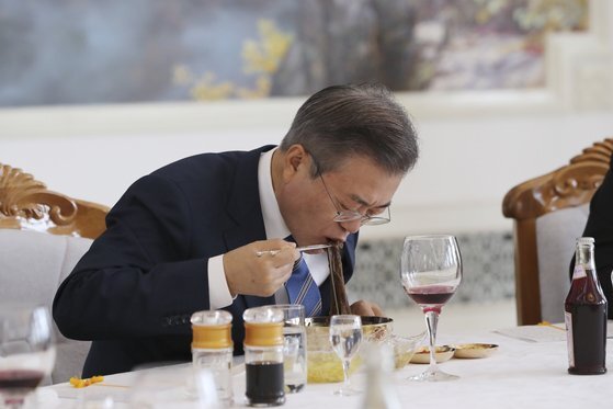 문재인 대통령이 2018년 9월 19일 평양 옥류관에서 열린 김정은 국무위원장과의 오찬에서 평양냉면으로 식사하고 있다. [평양사진공동취재단]