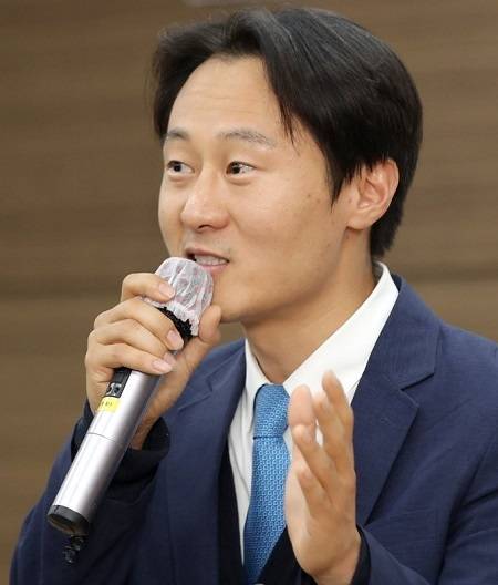 2019년 판사를 그만두고 변호사 개업 후 법무부 법무검찰개혁위원회 위원으로 활동하던 시절의 더불어민주당 이탄희 의원. 연합뉴스
