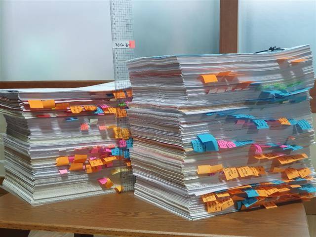 - 이나금씨는 아들 죽음의 진실을 밝히고자 수사기관과 법원에 수많은 자료를 제출했다. 수술 장면을 초 단위로 분석한 도표도 이 중 하나다. 페이지마다 언제, 어디에 제출한 서류인지 꼼꼼히 메모해 놨다.사진은 이씨가 보관 중인 서류들을 쌓아 올린 모습. 이나금씨 제공