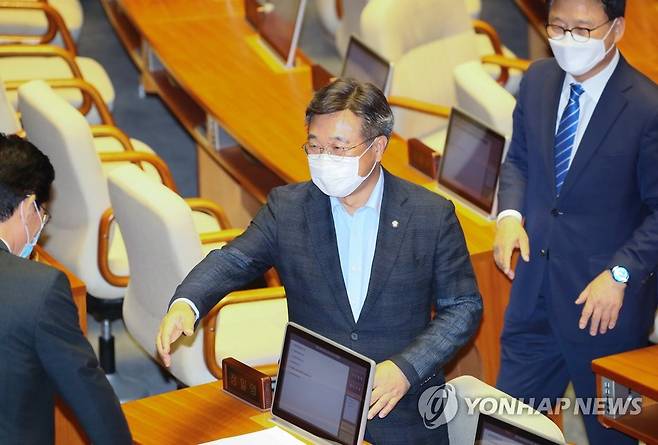 악수나누는 윤호중 법사위원장 내정자 (서울=연합뉴스) 진성철 기자 = 더불어민주당 소속 윤호중 법제사법위원장 내정자(가운데)가 15일 국회 본회의에서 진행된 상임위원장 선거에서 투표한 뒤 동료들과 악수하고 있다. 2020.6.15 zjin@yna.co.kr