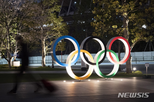 [도쿄=AP/뉴시스]일본 도쿄에서 지난달 30일 도쿄올림픽을 기념하기 위한 올림픽 상징 조형물이 빛나고 있다. 2020.04.21.