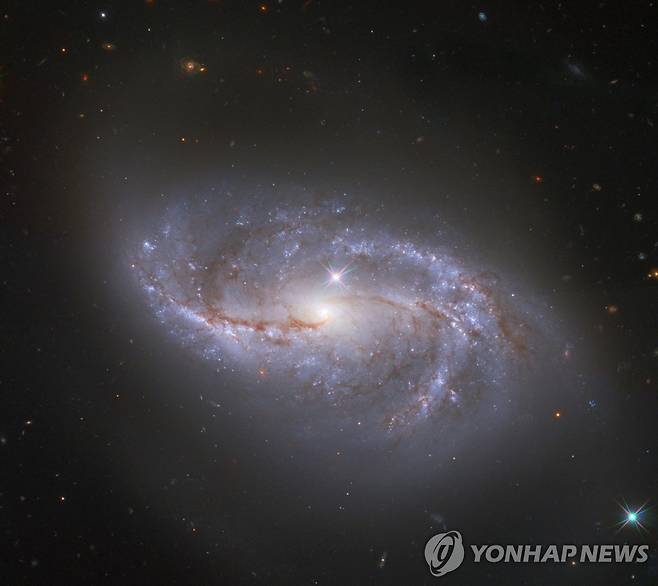 나사 허블 우주망원경에 포착된 소용돌이 은하 소용돌이 은하 NGC 2608. 우리 은하보다 좀 더 작고 늘어진 형태.[EPA=연합뉴스]