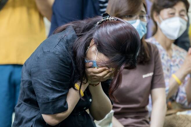 동수군의 로봇이 과제를 수행하는 모습을 지켜보던 어머니 김도현씨가 울음을 터뜨렸다.