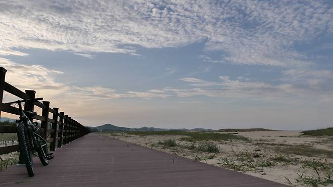 고성군 죽왕면 공현진 해변과 송지호 해변은 데크길로 연결된다. 지난 10일 늦은 오후 드넓은 하늘이 데크길과 해변 위로 펼쳐졌다.