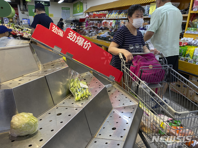 [베이징=AP/뉴시스]최근 중국 베이징의 농수산물 도매시장에서 신종 코로나바이러스 감염증(코로나19) 집단 발병 여파가 최소 3개 성으로 확산한 가운데 15일(현지시간) 마스크를 쓴 한 여성이 베이징의 한 슈퍼마켓 텅 빈 야채 판매대 앞을 지나고 있다. 베이징에서 코로나19 확진 사례가 증가하면서 중국 내에서 베이징 방문자에 대한 관리를 강화하고, 베이징 방문을 자제시키고 있다. 2020.06.15.