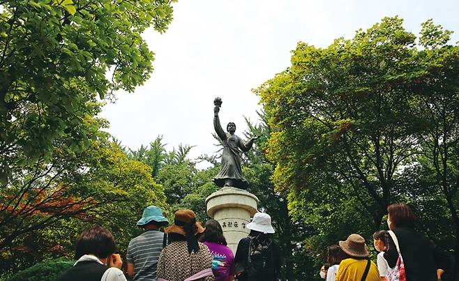 장충단공원 일대는 ‘민족공원’ 위상이 돈독히 쌓인 곳이다. 3·1운동 기념비, 한국유림독립운동파리장서비, 만해 한용운 시비, 유관순 열사와 이준 열사, 사명대사 동상 등이 공원에 있다. 1970년 세운 유관순 열사 동상은 오늘날엔 ‘닮지 않은 얼굴’이 도리어 입에 오르내린다.