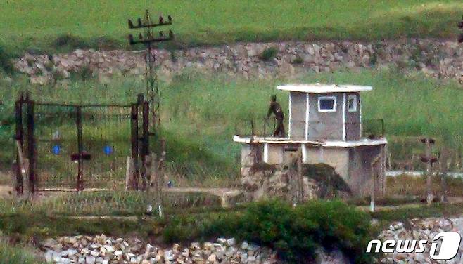 19일 인천 강화군 평화전망대에서 바라본 북한군 초소에서 한 군인이 그늘이 지자 밖으로 나와 휴식을 취하고 있다. 2020.6.19/뉴스1 © News1 안은나 기자