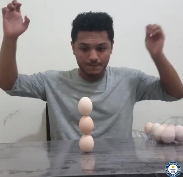 말레이서 계란 세 개 수직으로 쌓아 기네스 기록…"균형의 예술" [기네스월드레코드 인스타그램·재판매 및 DB 금지]