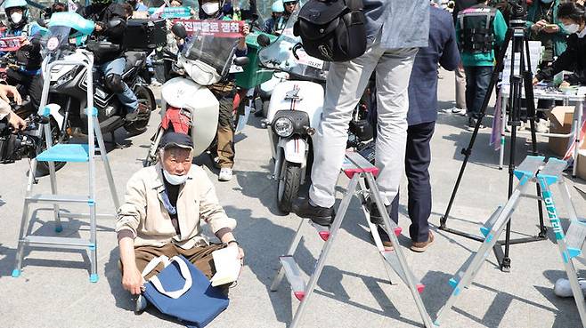 지난 4월 29일 라이더유니온 총회에 참석한 소설가 김훈 (사진=연합뉴스)