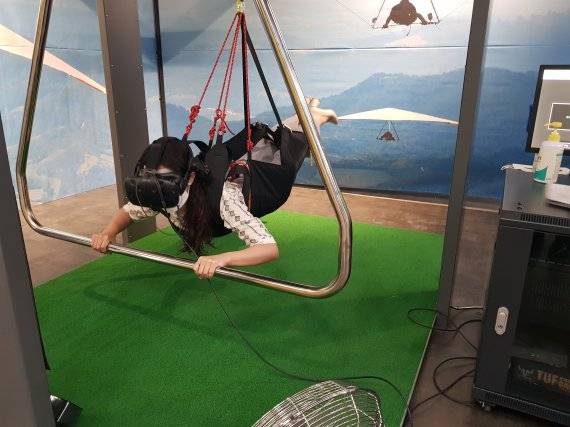 국립항공박물관은 콘텐츠의 40%가 체험 위주로 구성됐다. 참가자가 가상현실(VR) 행글라이딩 체험을 하고 있다. 국립항공박물관 제공