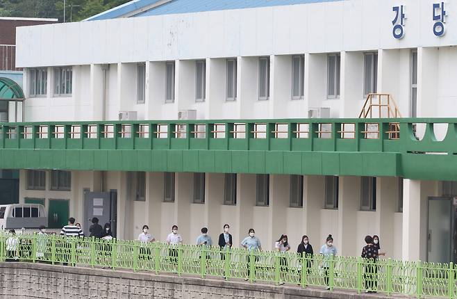 <YONHAP PHOTO-3474> 코로나19 검사받으러 가는 학생들 (전주=연합뉴스) 나보배 기자 = 17일 전북 전주여고 학생과 교직원 900여명이 신종 코로나바이러스 감염증(코로나19) 검사를 위해 강당으로 향하고 있다. 이날 오전 3학년 학생이 코로나19 확진 판정을 받았다. 2020.6.17 warm@yna.co.kr/2020-06-17 14:30:16/<저작권자 ⓒ 1980-2020 ㈜연합뉴스. 무단 전재 재배포 금지.>